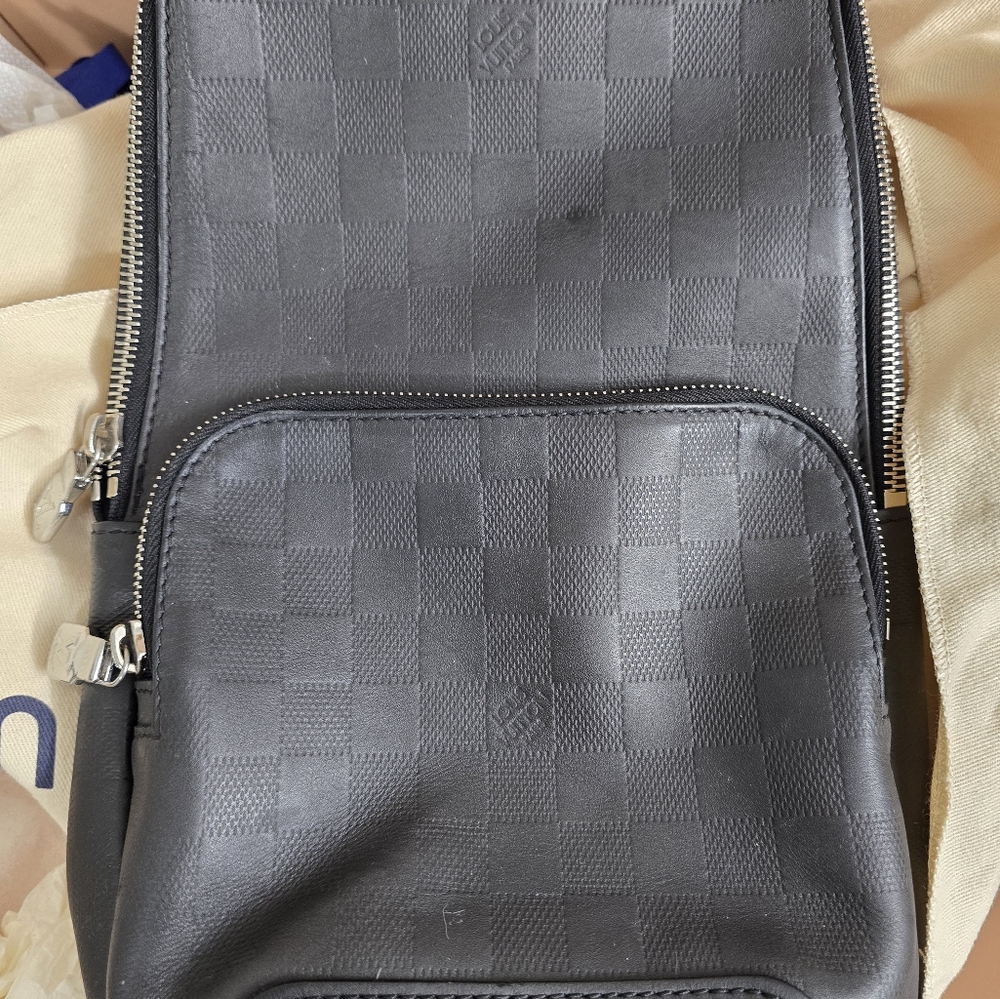Louis vuitton sling bag